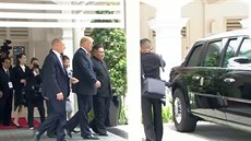 Trump nechal Kima nahlédnout do interiéru své limuzíny