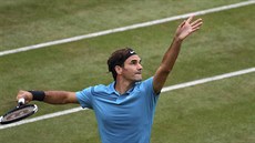 výcarský tenista Roger Federer v duelu s Mischou Zverevem z Nmecka.