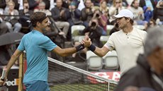 výcarský tenista Roger Federer  pijímá od Mischy Zvereva gratulaciu k výhe.