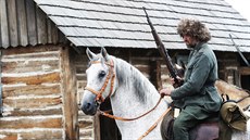 Natáení nájezdu na vesnici ve filmu Nabarvené ptáe