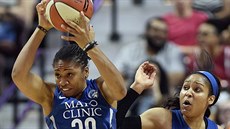 Tanisha Wrightová (30) z Minnesota Lynx doskoila mí, sleduje ji spoluhráka...