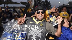 Fanouci Golden State oslavují titul z NBA ped svou halou Oracle Arena.