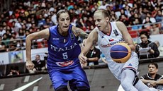 Česká basketbalistka Kristýna Minarovičová (vpravo) útočí během utkání na MS...
