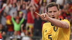 Jan Vertonghen z Belgie zpochybuje rozhodnutí sudího v zápase s Kostarikou.