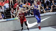 �eská reprezentantka Romana Hejdová (vpravo) p�ihrává kolem Ljudmily Sapovové z...