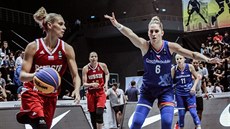 �eská reprezentantka Romana Hejdová (vpravo) brání Alexandru Stoljarovou z...