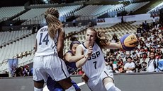 Americká reprezentantka Sabrina Ionescuová (vpravo) ve tvrtfinále MS 3x3 s...