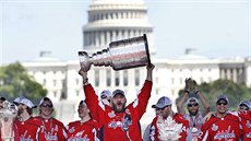 Alexandr Ovekin oslavuje zisk Stanley Cupu pro Washington.