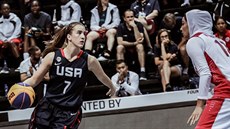 Sabrina Ionescuová v tmavém dresu USA v duelu na MS 3x3 proti Íránu.