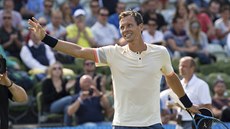 Tomá� Berdych se raduje z výhry na turnaji ve Stuttgartu.