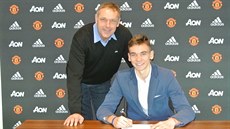 Talentovaný branká Matj Ková pi podpisu smlouvy s Manchesterem United,...