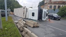 V Jízdecké ulici v Plzni se brzy ráno pevrátil kamion. (12. 6. 2018)