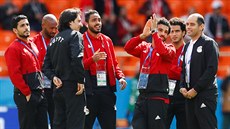 Egypttí fotbalisté v ele s tleskajícím Mohamedem Salahem si prohlíejí...