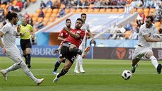 Egyptský záloník Trézéguet pálí na bránu v utkání s Uruguayí. Jeho pokus z...