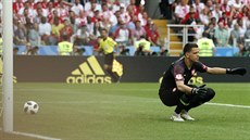 PROČ... Polský brankář Wojciech Szczesny lituje inkasované branky v utkání se...