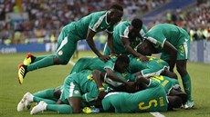 Senegaltí fotbalisté oslavují druhý gól v zápase proti Polsku.