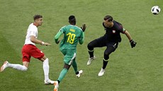 DRUHÁ BRANKA. Senegalský útoník Mbaye Niang si obhazuje vybíhajícího gólmana...
