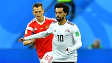 Egyptský ofenzivní záloník Mohamed Salah kontroluje balon ped Denisem...