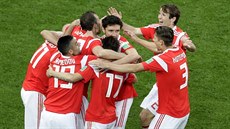 VEDEME. Rutí fotbalisté slaví gól v utkání s Egyptem.