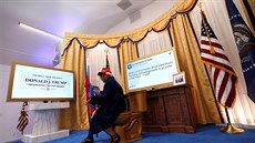 Imitace oválné pracovny na satirické výstav� tweet� Donalda Trumpa v Los...