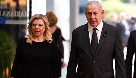 Sara Netanjahuová a Benjamin Netanjahu na pohbu bývalého nmeckého kanclée...