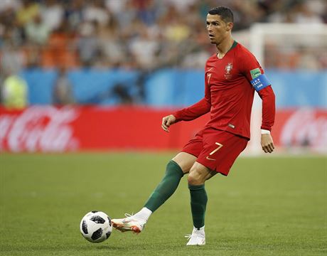 Portugalský kapitán Cristiano Ronaldo pihrává v utkání proti Íránu.