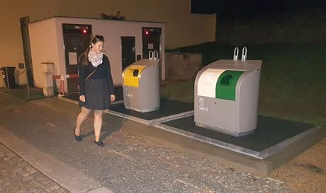 Bhem kvtna nechala radnice zapustit kontejnery pod chodník v Soukenné ulici u...