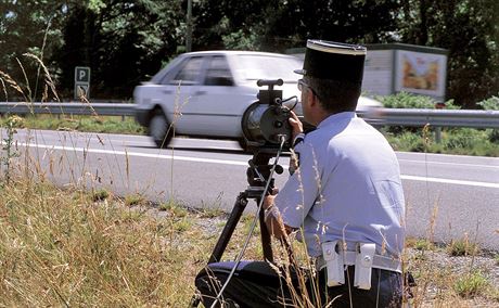 Francouzský policista mí rychlost projídjících aut radarem. Ilustraní snímek.