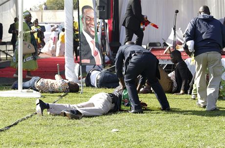 Zranní lidé po výbuchu na mítinku prezidenta Zimbabwe Emmersona Mnangagwy, 23....