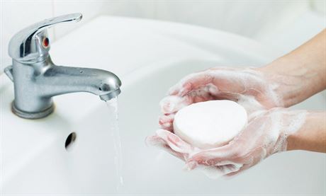 Na obliej bychom mli sahat pouze po dkladnm umyt rukou.