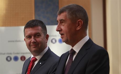 Premiér Andrej Babi (v popedí) a ministr vnitra Jan Hamáek
