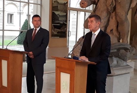 Ministr vnitra Jan Hamáek spolu s premiérem Andrejem Babiem, který ho ve...