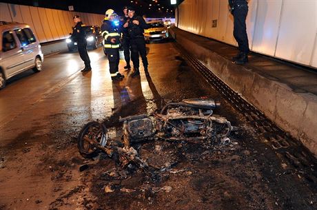Motorkáka dostala smyk ve Strahovském tunelu, nehoda tunel uzavela na necelé...