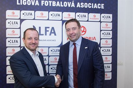 Duan Svoboda, pedseda Ligov fotbalov asociace (LFA) a Petr atn (vlevo)...