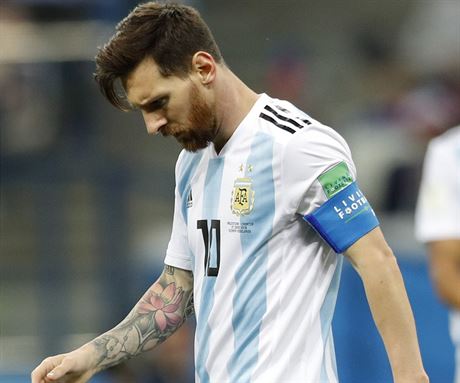 Argentinsk kapitn Lionel Messi odchz se svenou hlavou ze zpasu proti...