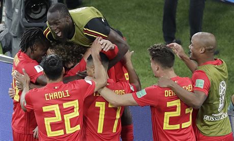 Belgití fotbalisté slaví gól v zápase MS prozti Anglii.