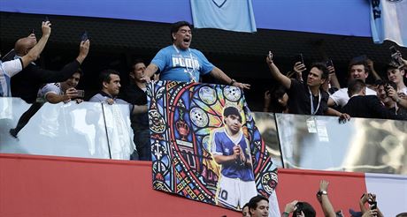 Diego Maradona se speciln vlajkou sleduje duel Argentiny s Nigri.