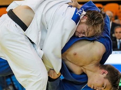 Martin Bezdk (v modrém) pi nástupu do techniky Ui Mata na turnaji Evropského...