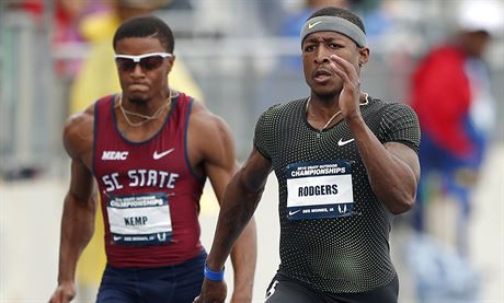Sprinter Mike Rodgers (vpravo) dobíhá do cíle bhu na 100 metr na mistrovství...