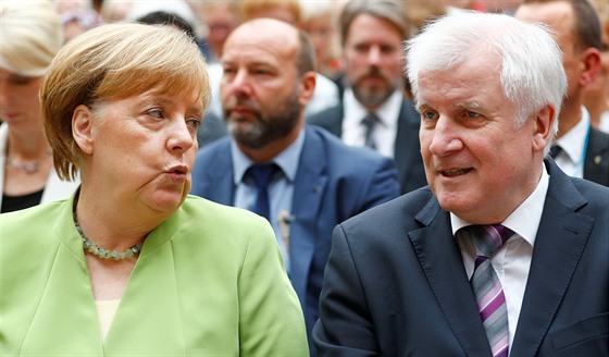 N�mecká kanclé�ka Angela Merkelová a ministr vnitra Horst Seehofer si v Berlín�...