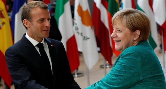 Francouzský prezident Emmanuel Macron a německá kancléřka Angela Merkelová na...