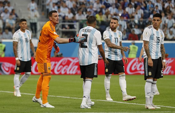 Argentinský brankář Franco Armani povzbuzuje spoluhráče v utkání s Nigérií.