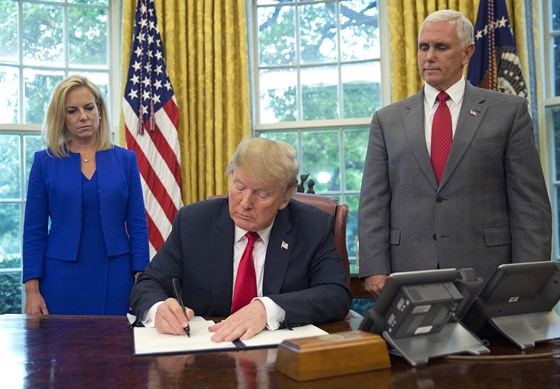 Donald Trump podepsal dekret, kterým nařizuje nerozdělovat nadále rodiny...