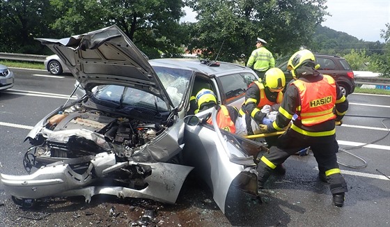 Ve Frýdku-Místku se při nehodě dvou aut zranilo pět lidí, jednoho člověka z...