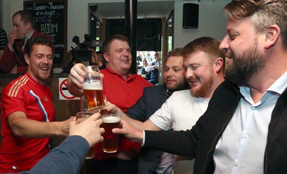 Fotbaloví fanouci v jednom z moskevských bar slaví vítzství ruského týmu nad...