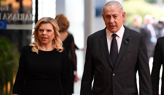 Sara Netanjahuová a Benjamin Netanjahu na pohřbu bývalého německého kancléře...