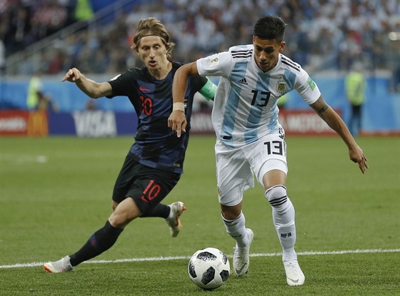 Argentinský zálo�ník Maximiliano Meza (vpravo) si hlídá mí� p�ed dotírajícím...