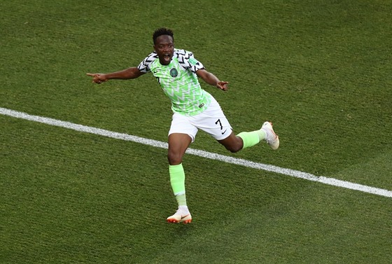 Nigerijský rychlík Ahmed Musa slaví svůj gól proti Islandu.