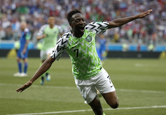 Nigerijský útoník Ahmed Musa slaví branku do sít Islandu.