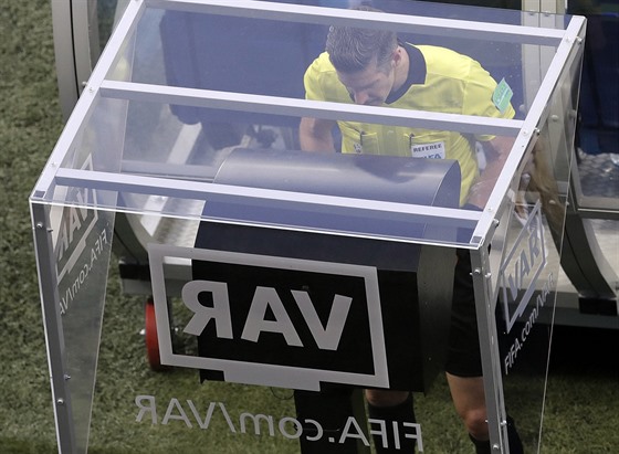 Novozélandský rozhodčí Matt Conger kontroluje videozáznam v zápase mezi Nigérií...